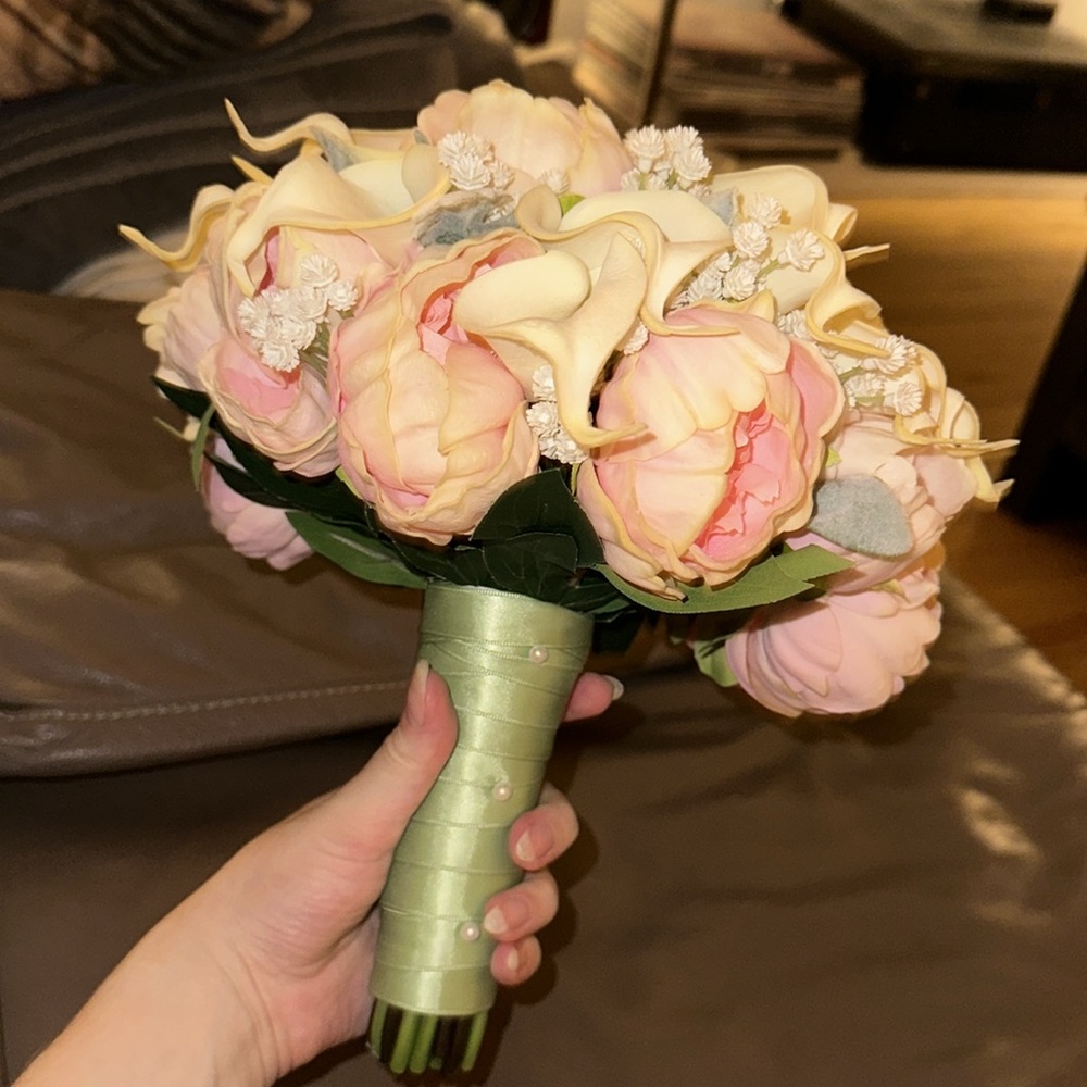 $160 retail: real touch latex flower bouquet